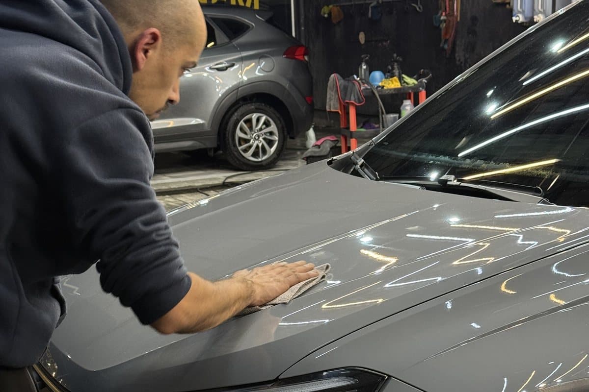 Equipe da Steamcar fazendo detalhamento automotivo em Jundiaí